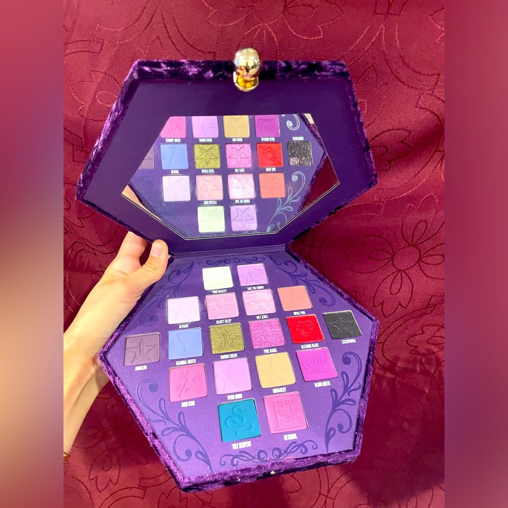 - Jeffree star blood lust eyeshadow palette